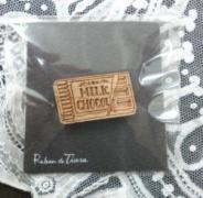 リュバンドティアラ　木tch クルミのピンバッヂmilk chocolate