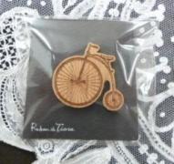 リュバンドティアラ　木tch クルミのピンバッヂ:traveling bicycle