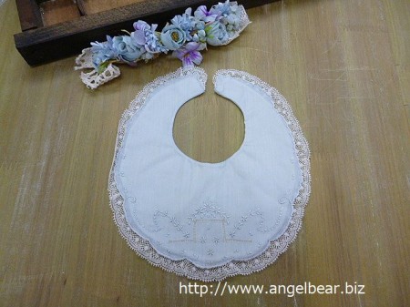 アンティーク 刺繍とレース ベビースタイ 水色 21x19,5cm | Angel Bear 