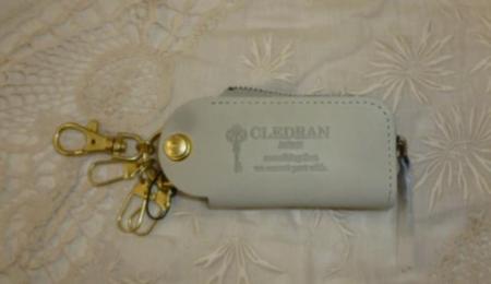 クレドラン　REVEN ZIP KEY CASE:LIGHT GRAY